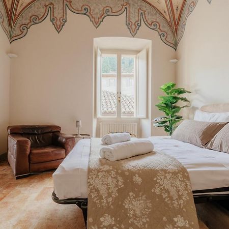 Sotto Gli Affreschi Del 1800 Con Colazione Inclusa Assisi Exterior photo