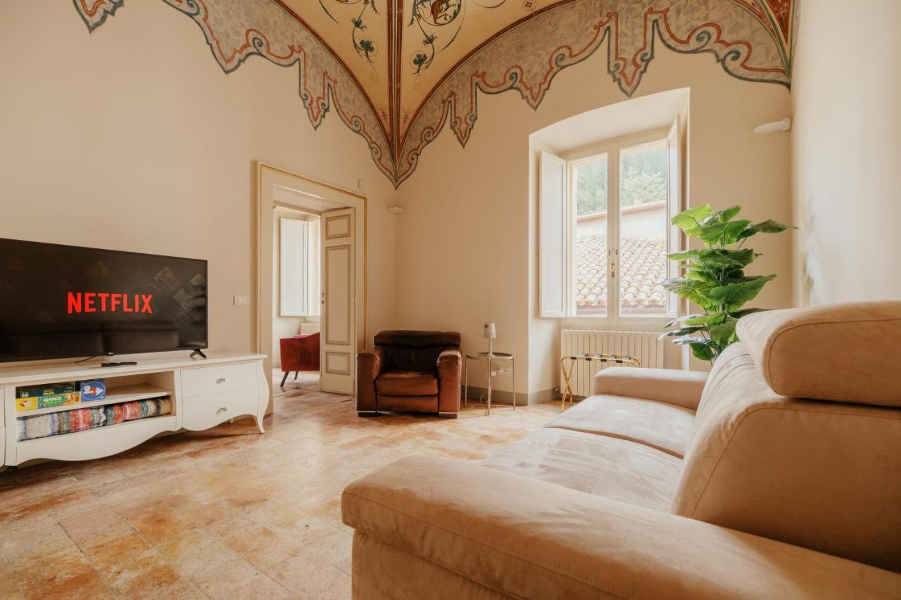Sotto Gli Affreschi Del 1800 Con Colazione Inclusa Assisi Exterior photo