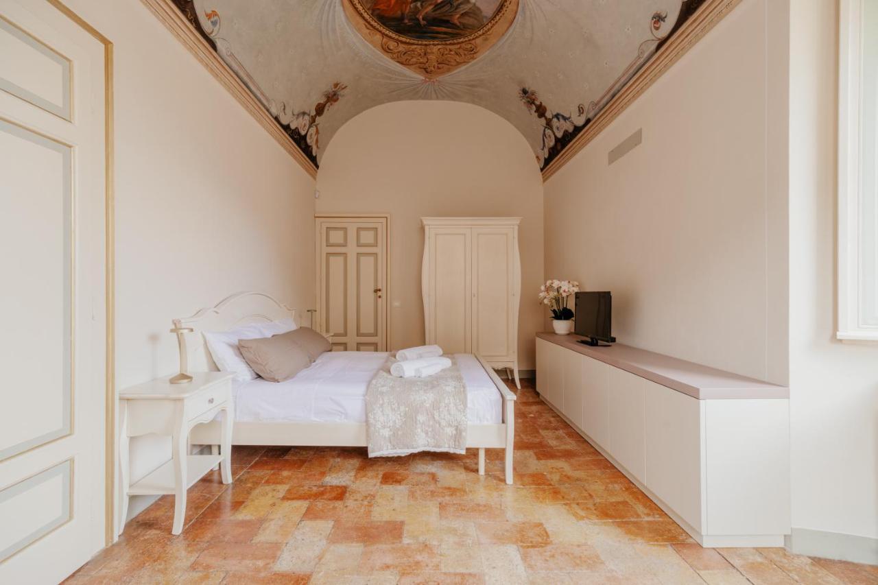 Sotto Gli Affreschi Del 1800 Con Colazione Inclusa Assisi Exterior photo